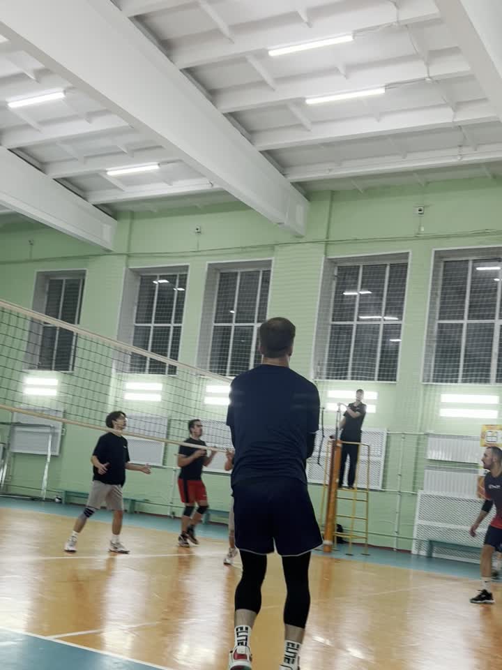 Игрок ждёт мяч у сетки