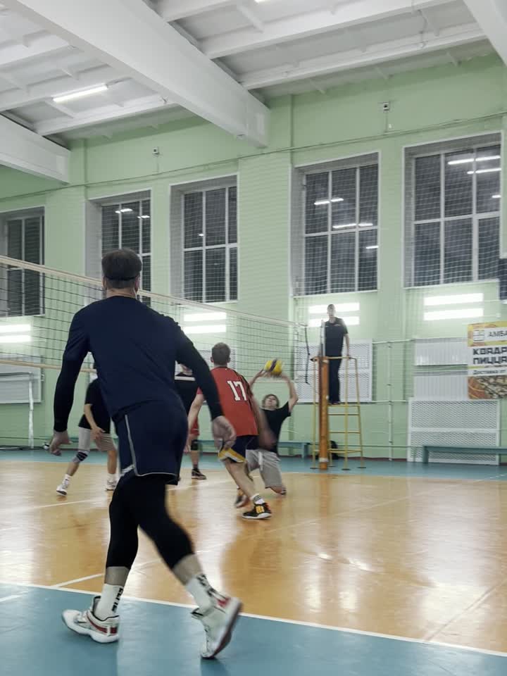 Игрок разводит мяч под атаку