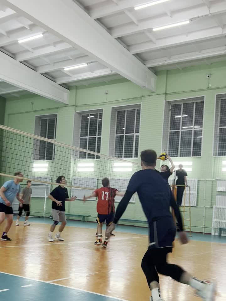 Игрок бьёт по мячу в прыжке у сетки